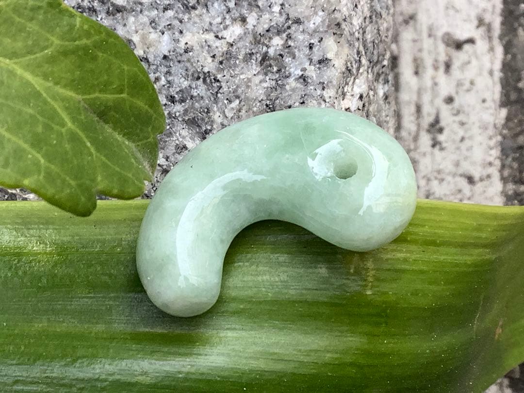 お試し安価卸し‼️業者様もご遠慮なく　糸魚川翡翠勾玉本物ジェダイト　機械鑑定書取得