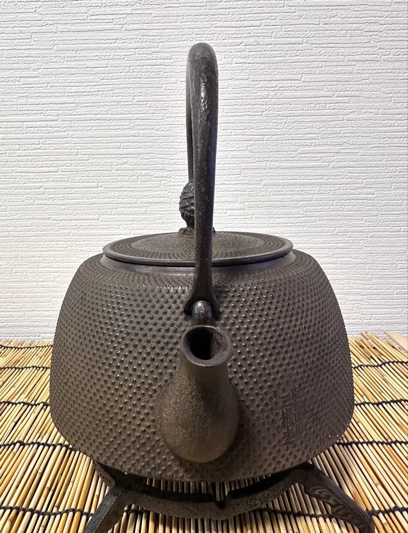 未使用品、タグ付　南部三厳堂造　２０型アラレ　南部鉄瓶　南部鉄器　調理器具