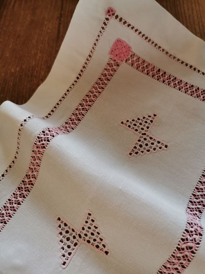 アンティーク イタリア購入 ハーダンガー蝶々刺繍 レアで美しいピンク糸刺繍クロス