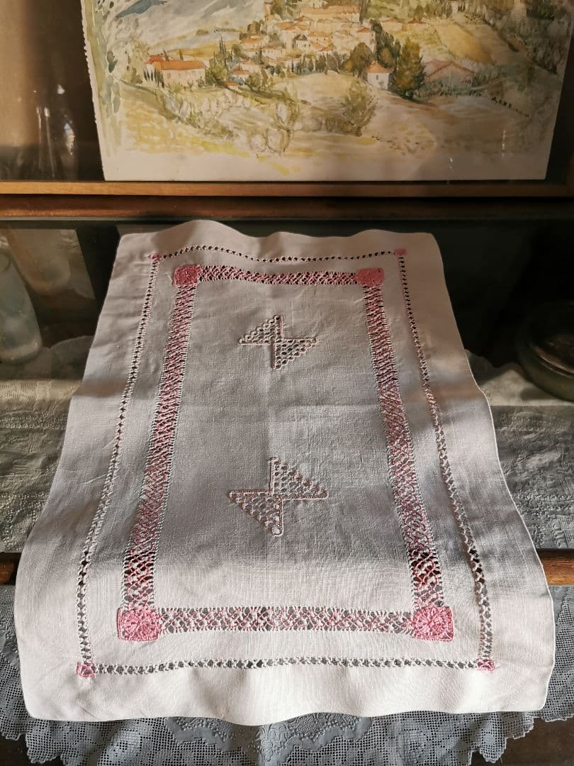 アンティーク イタリア購入 ハーダンガー蝶々刺繍 レアで美しいピンク糸刺繍クロス