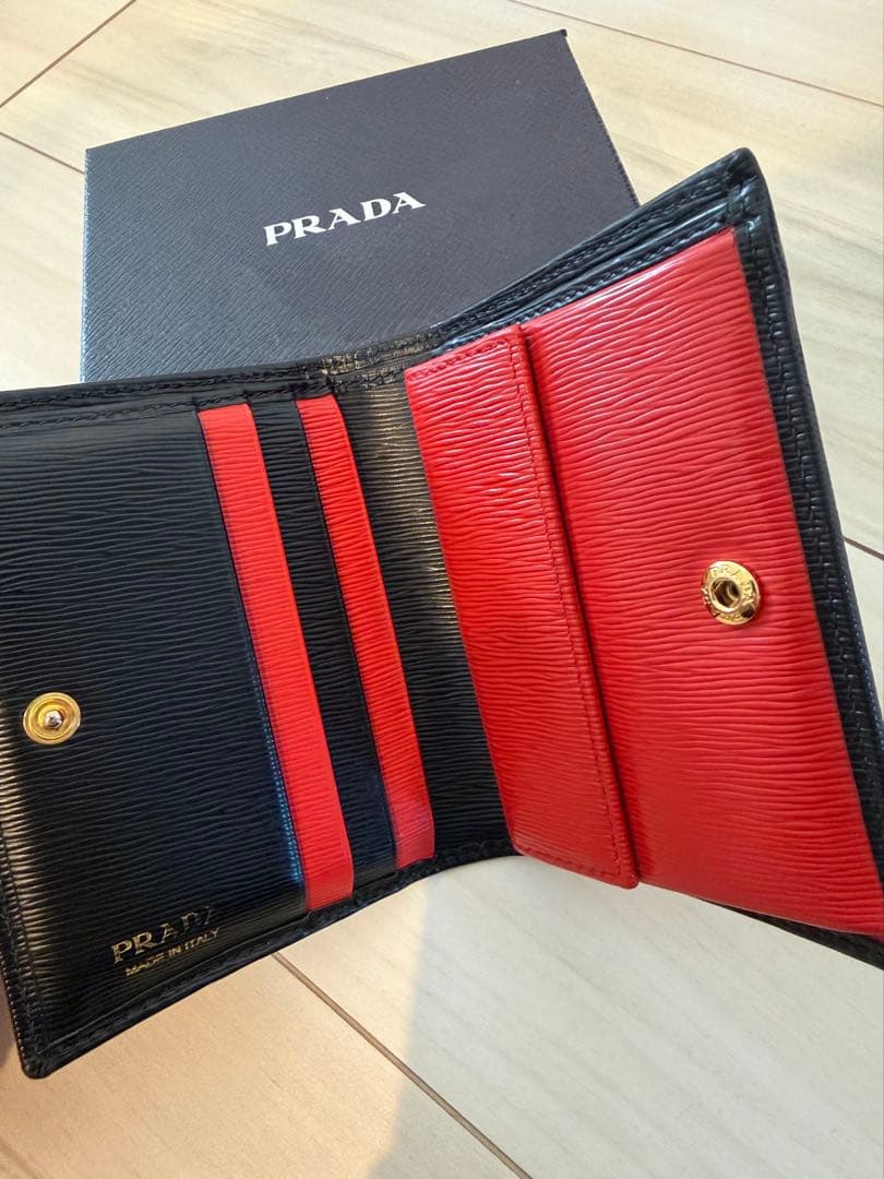 プラダ　レザー　二つ折り　バイカラー
