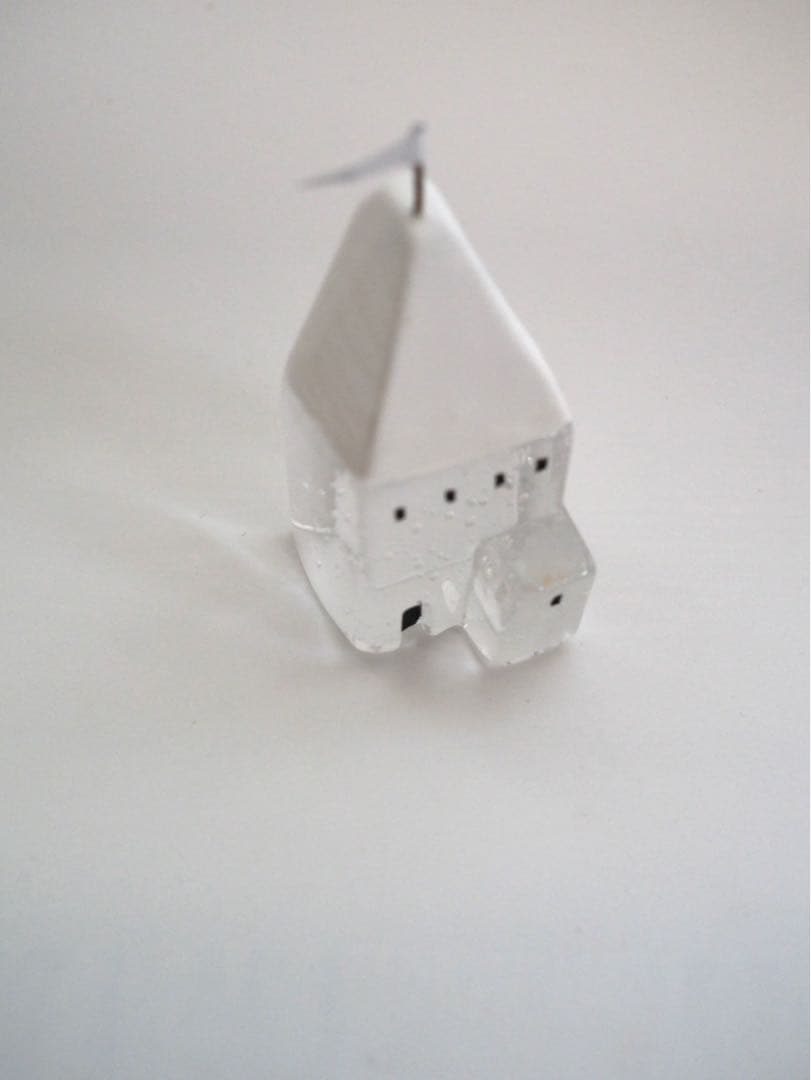 Mellow glass白いガラス製の家型オブジェ