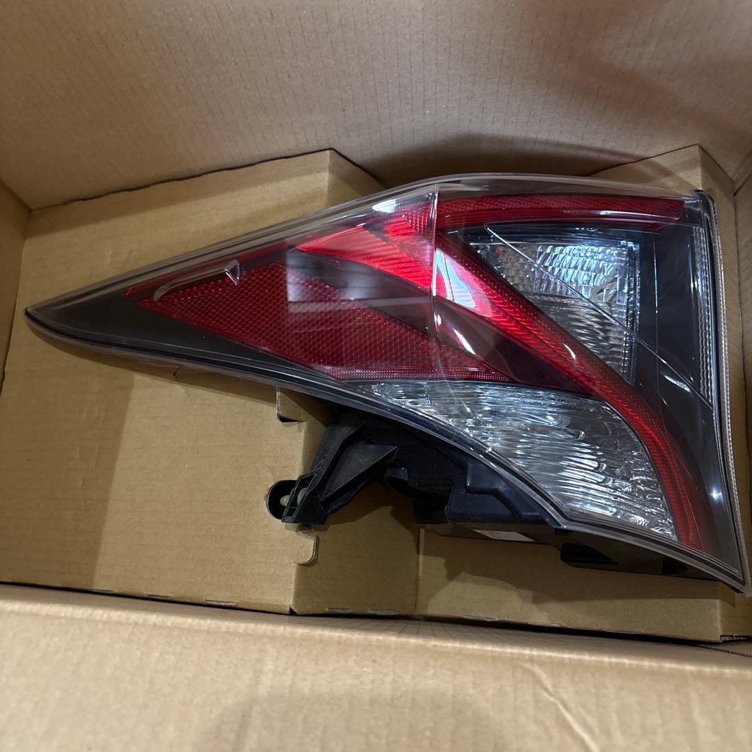 プリウス50 テールランプ1台分　内地仕様