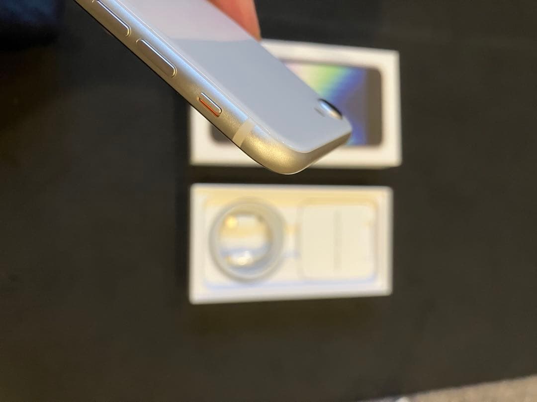 iPhone SE (3世代) ホワイト系SIMフリー美品ケーブル箱付