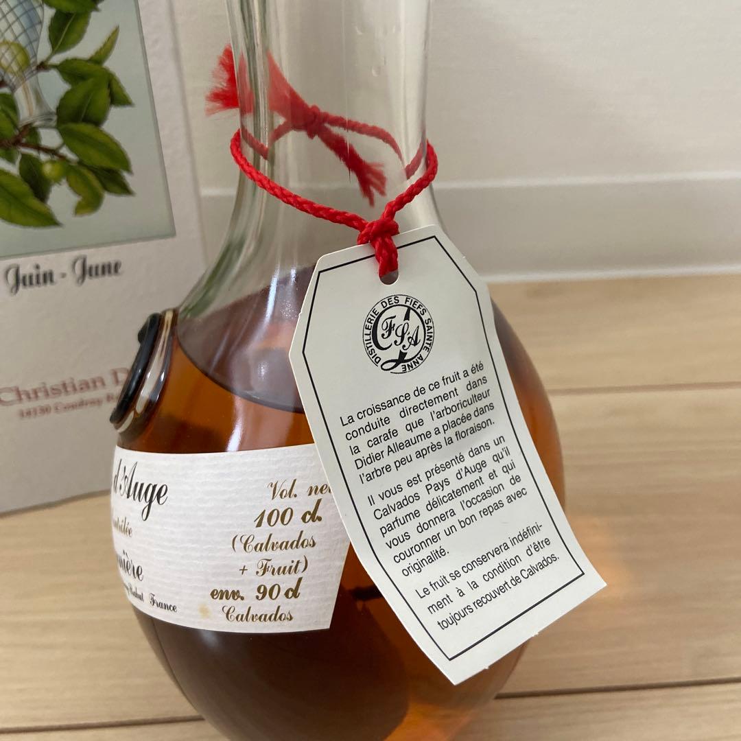 リンゴが丸ごと入ったカルヴァドス　クール・ド・リヨン　ポム・プリゾニエール