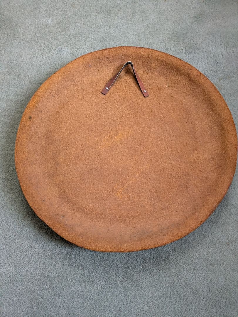 アンティーク　革のエンボス加工壁飾り