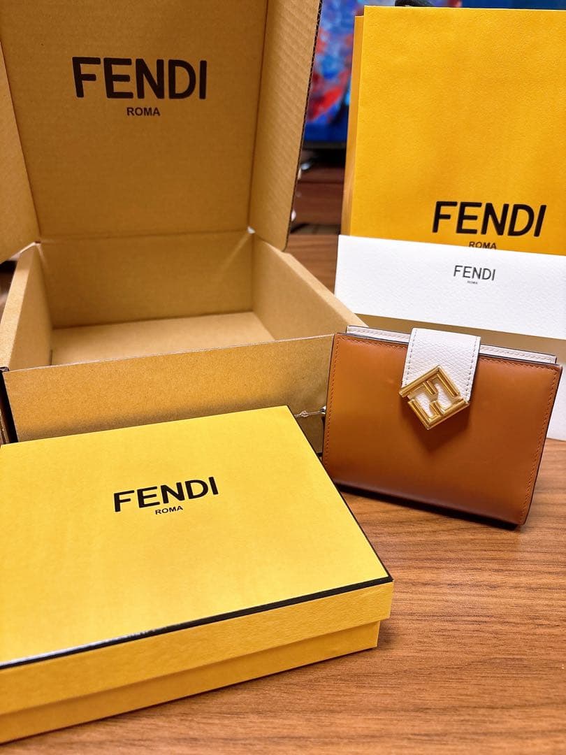 FENDI フェンディ　FFダイヤモンド　ブラウン＆カメリア　レザー 折り財布
