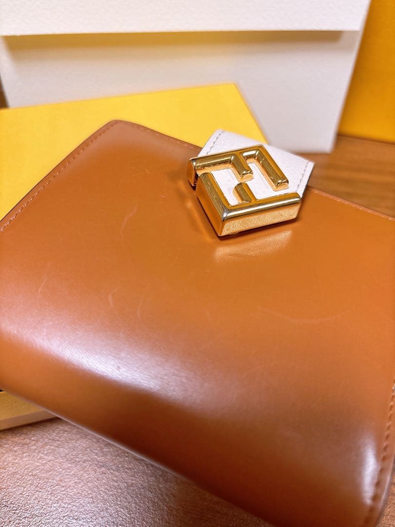 FENDI フェンディ　FFダイヤモンド　ブラウン＆カメリア　レザー 折り財布