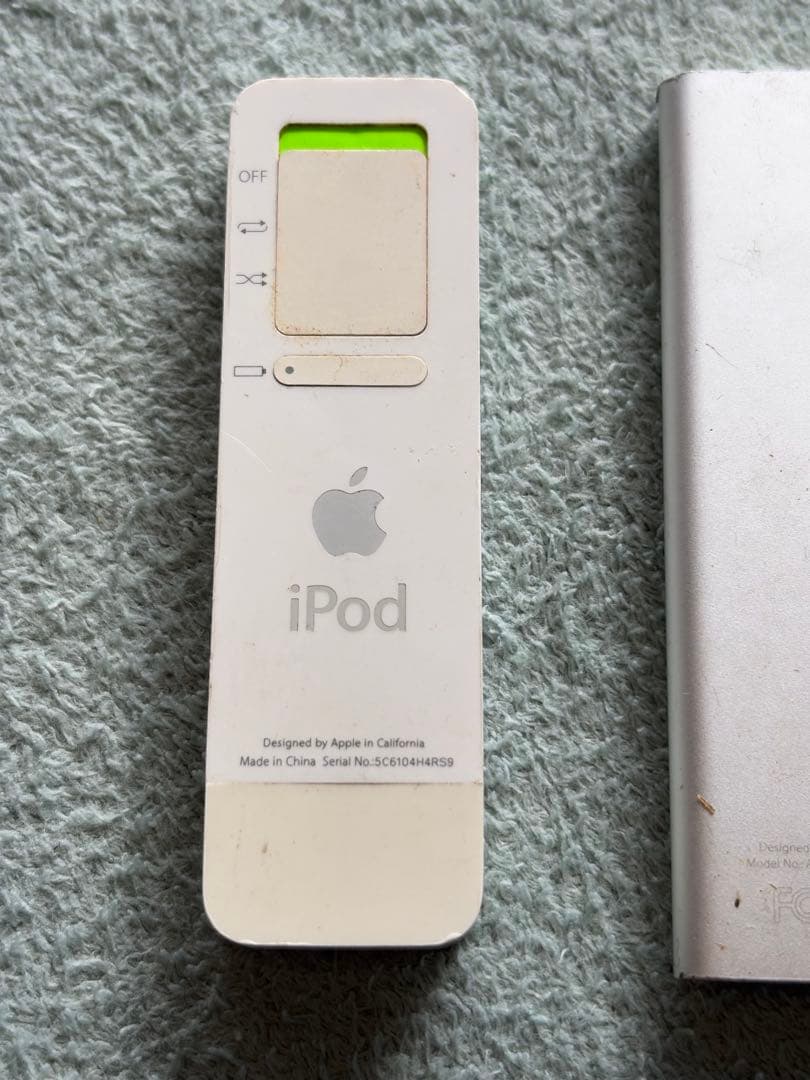 iPod Shuffle ホワイト & iPod Nano シルバー