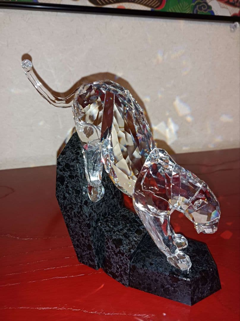 煌めくクリスタルと黒花崗岩のクールなコントラスト★スワロフスキー　フィギュリン