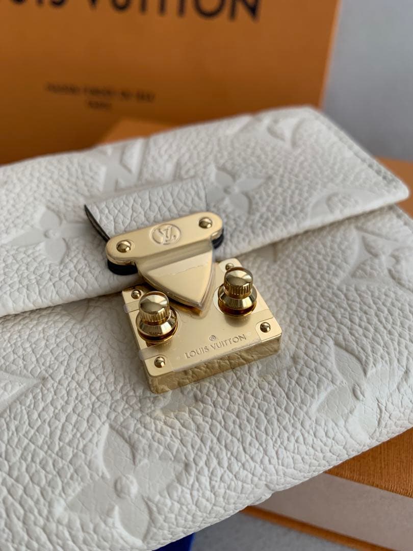 新品未使用ルイヴィトン アンプラント メティス コンパクト クレーム　一粒万倍日