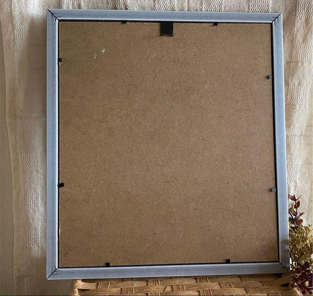 絵画 。壁掛け絵原画【部屋の中で花瓶を片付ける少女と楽しく遊ぶ2匹のシャム猫】