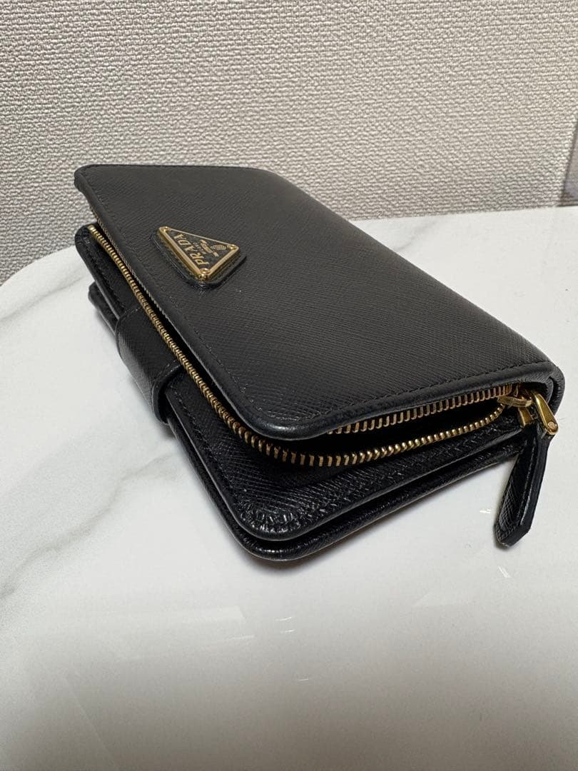 PRADA ブラック 二つ折り財布　値引き可能