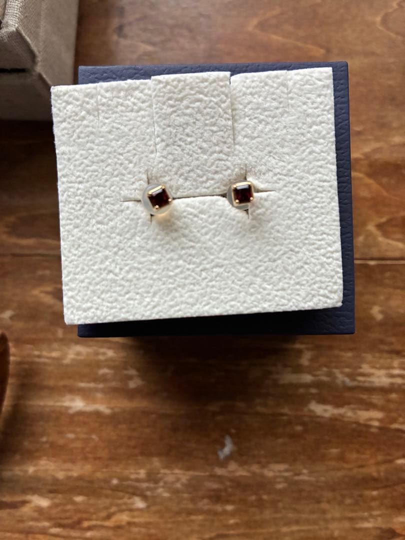 美品　ヴァンドーム青山　ガーネットピアス