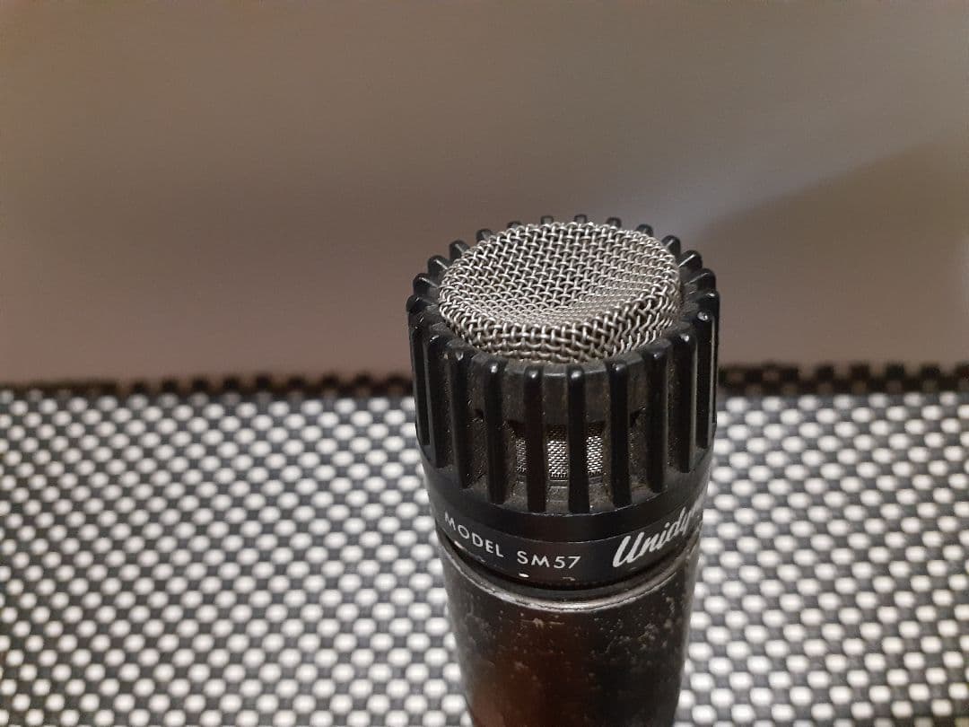SHURE SM57 ビンテージUSA製　Unidyne 網部分に少しへこみ。