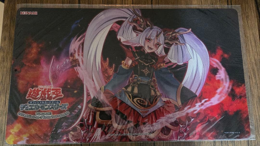 遊戯王公式プレイマット 狂愛の竜娘アイザ