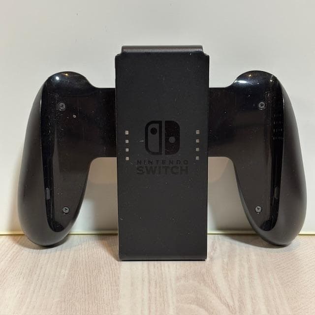 ★ジョイコンハンドルつき！『Nintendo Switch』本体（動作確認済み）