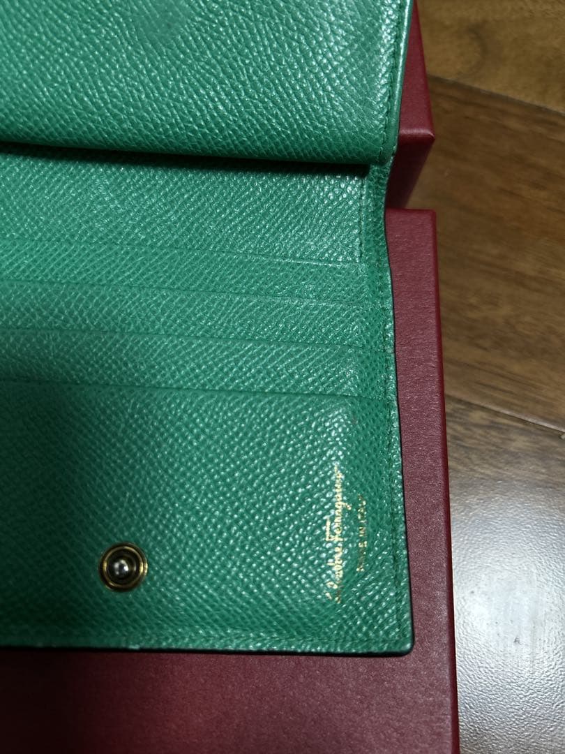 はるSalvatore Ferragamo 二つ折り財布