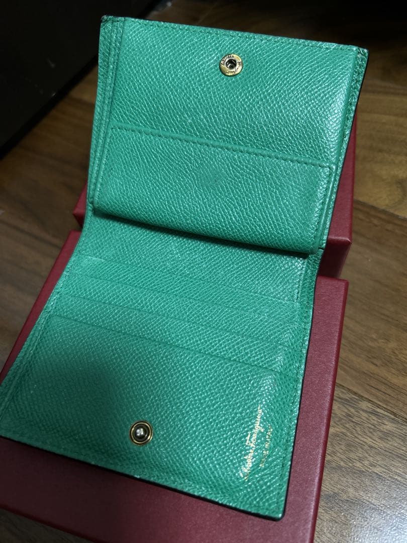 はるSalvatore Ferragamo 二つ折り財布
