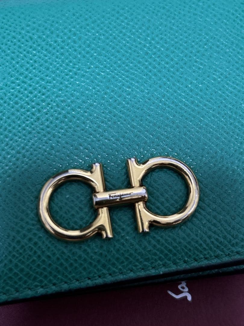 はるSalvatore Ferragamo 二つ折り財布