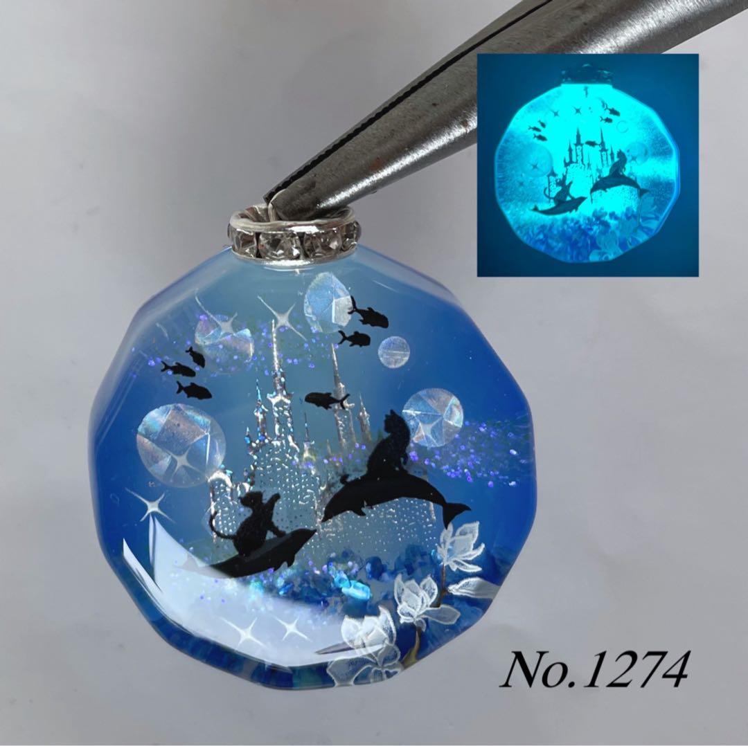 レジン/幻想のお城と親子鹿　蓄光　オルゴナイトネックレス