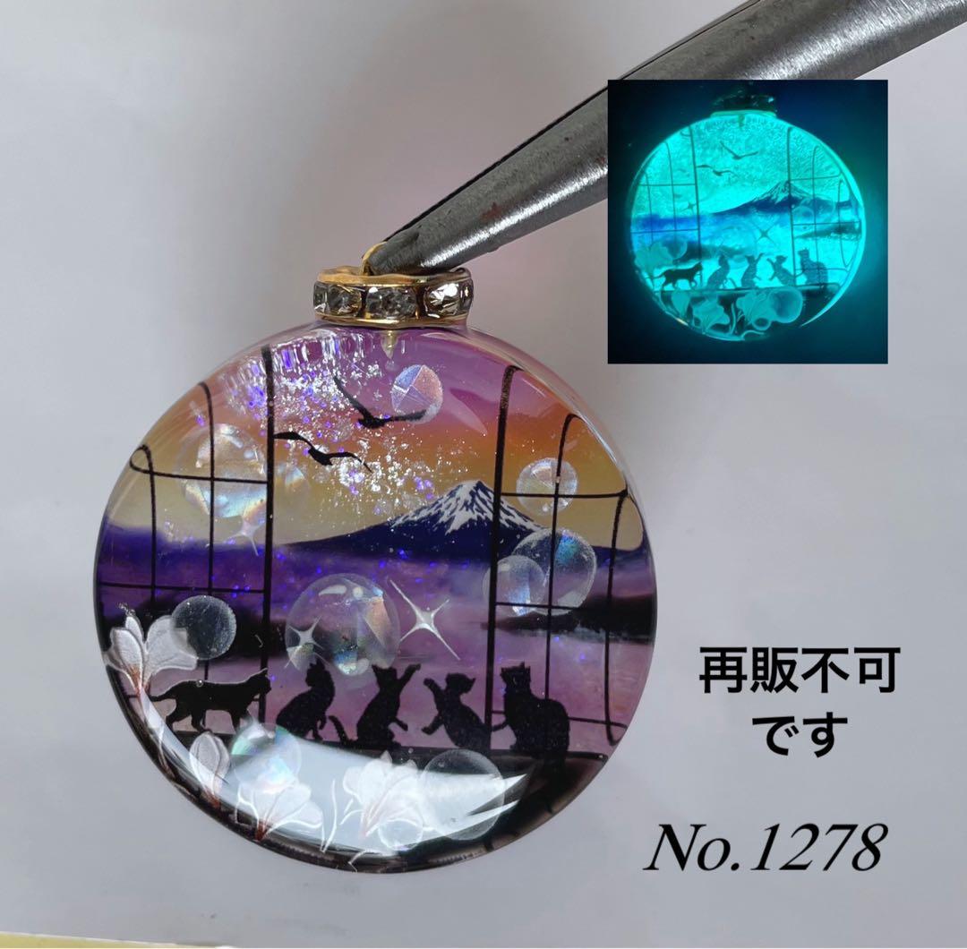 レジン/幻想のお城と親子鹿　蓄光　オルゴナイトネックレス