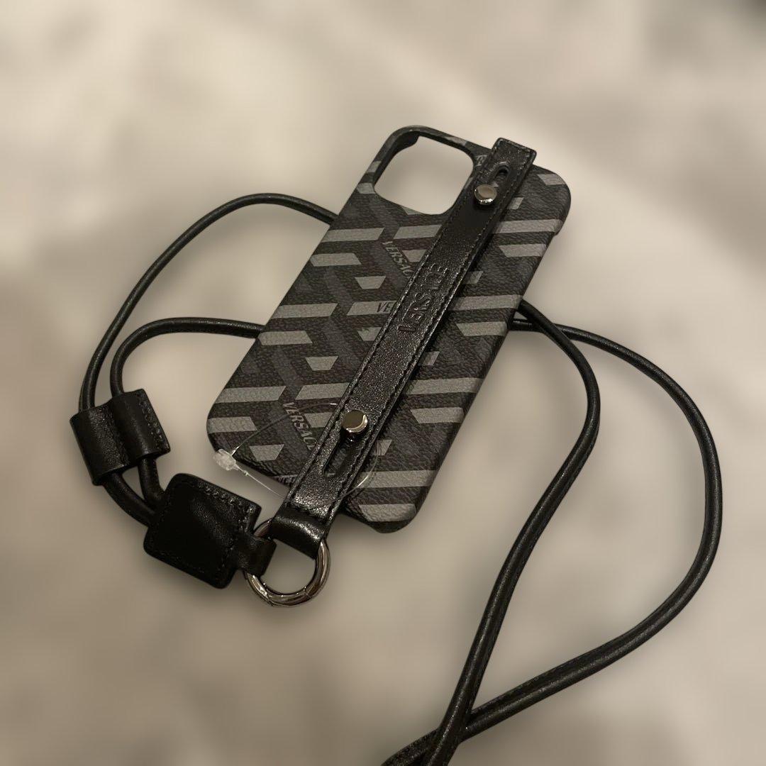 ベルサーチ！幾何学模様 ストラップ付き　iPhone12 ケース