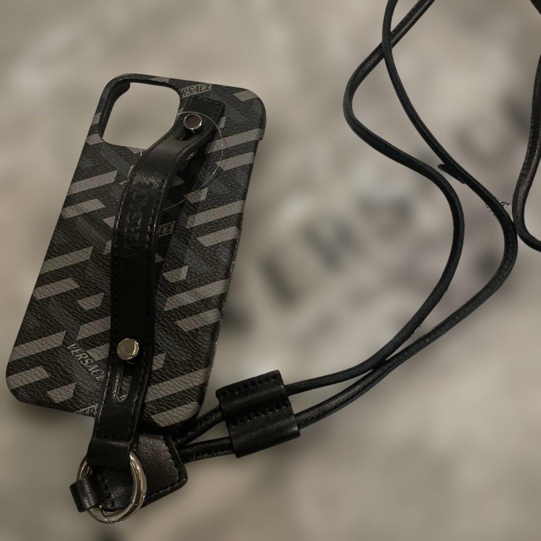 ベルサーチ！幾何学模様 ストラップ付き　iPhone12 ケース