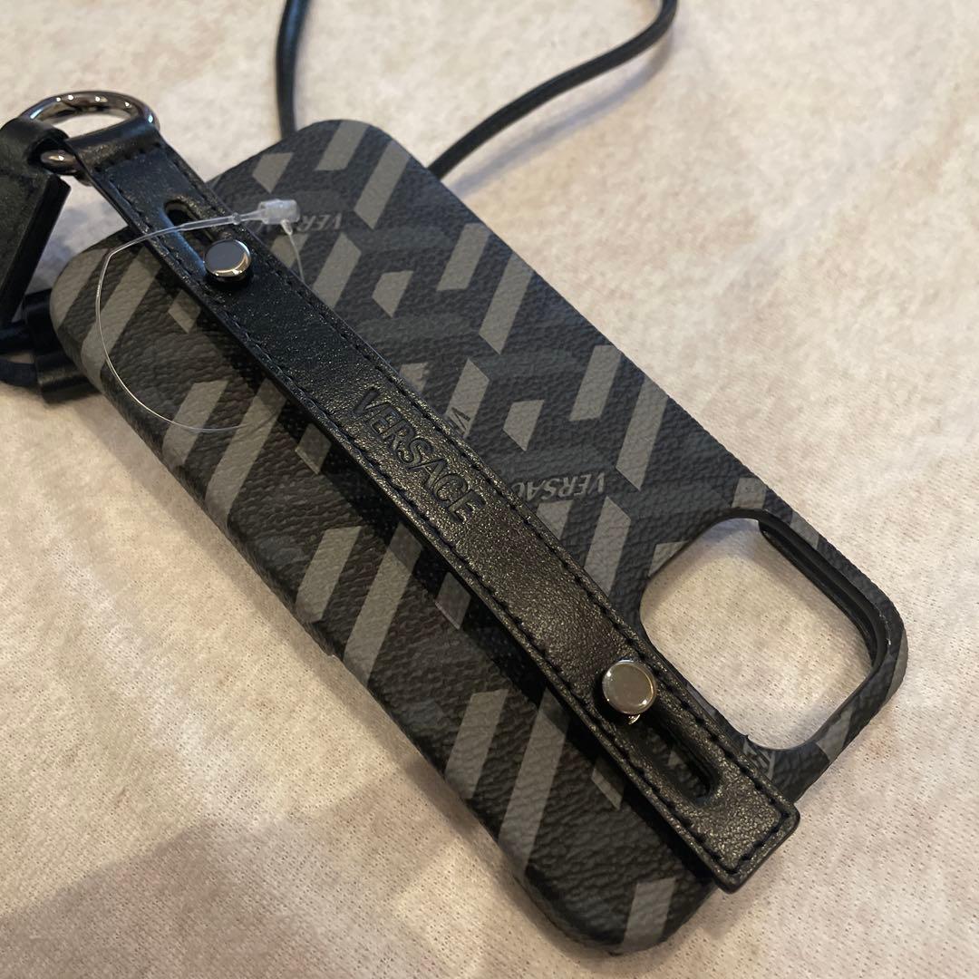 ベルサーチ！幾何学模様 ストラップ付き　iPhone12 ケース