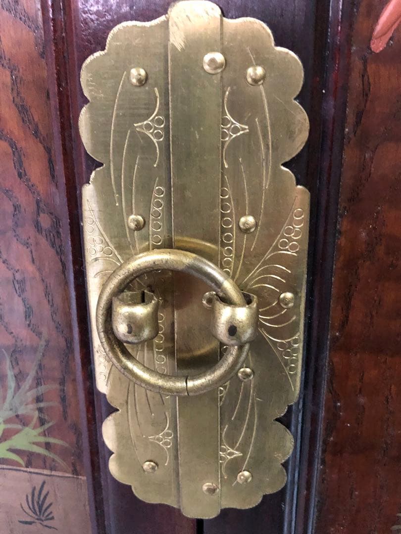 も*ん様 業者買取品！李朝家具 魚型錠前 手描き人物図 モリジャン 箪笥 飾り棚