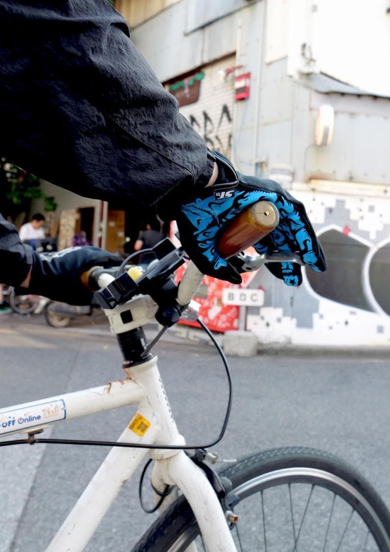 新品　サンタクルーズ x MxMxM スクリーミングハンドグローブ　黒青