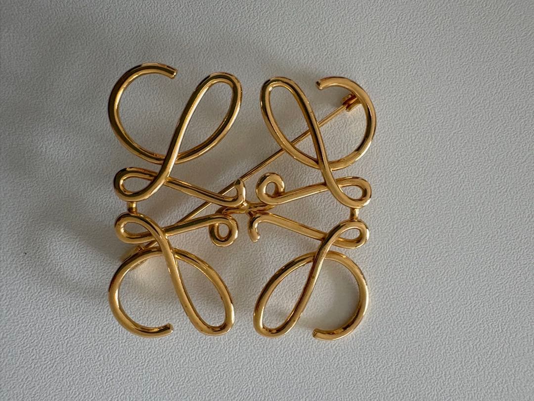 【狐さん専用】LOEWE アナグラムブローチ ロエベ ゴールド