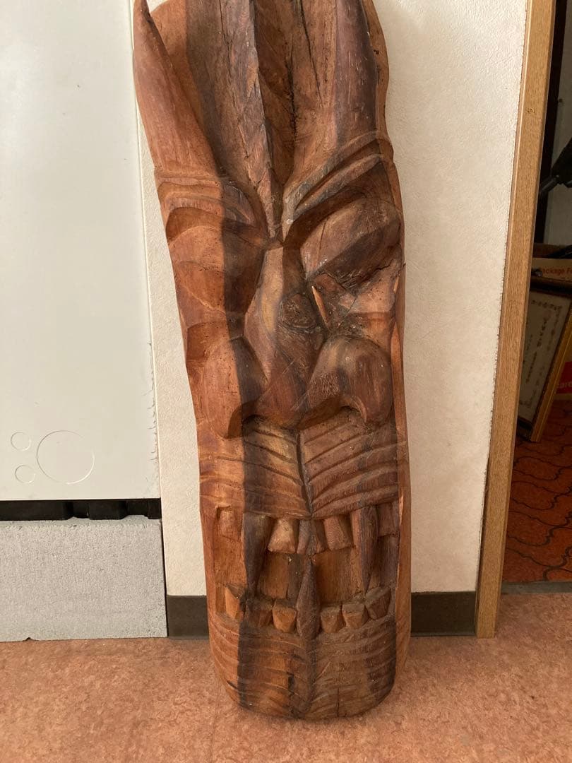 ハワイのティキ木彫り守り神の像