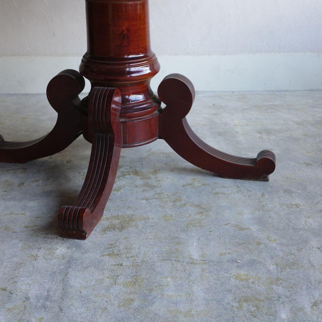 オーバルのテーブル　楕円形のテーブル