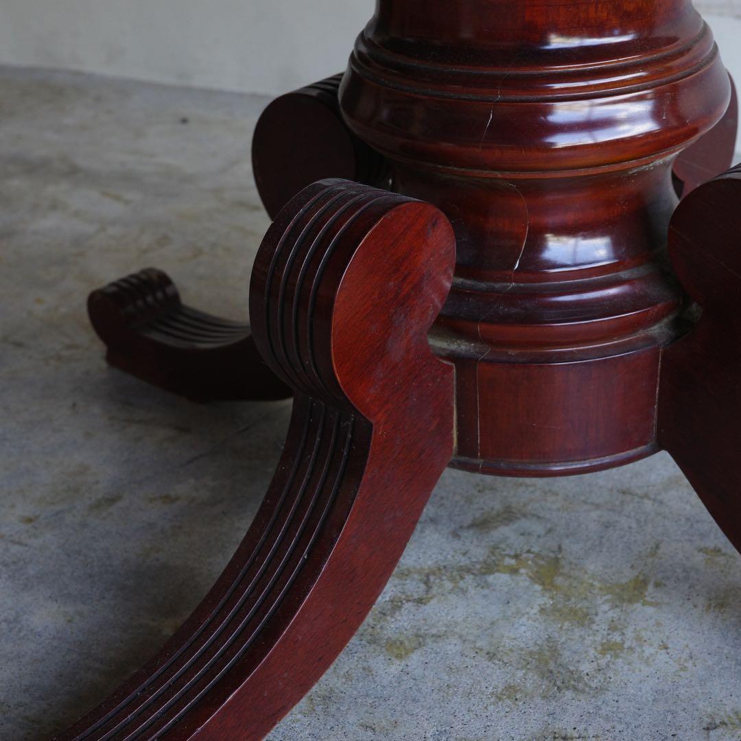 オーバルのテーブル　楕円形のテーブル