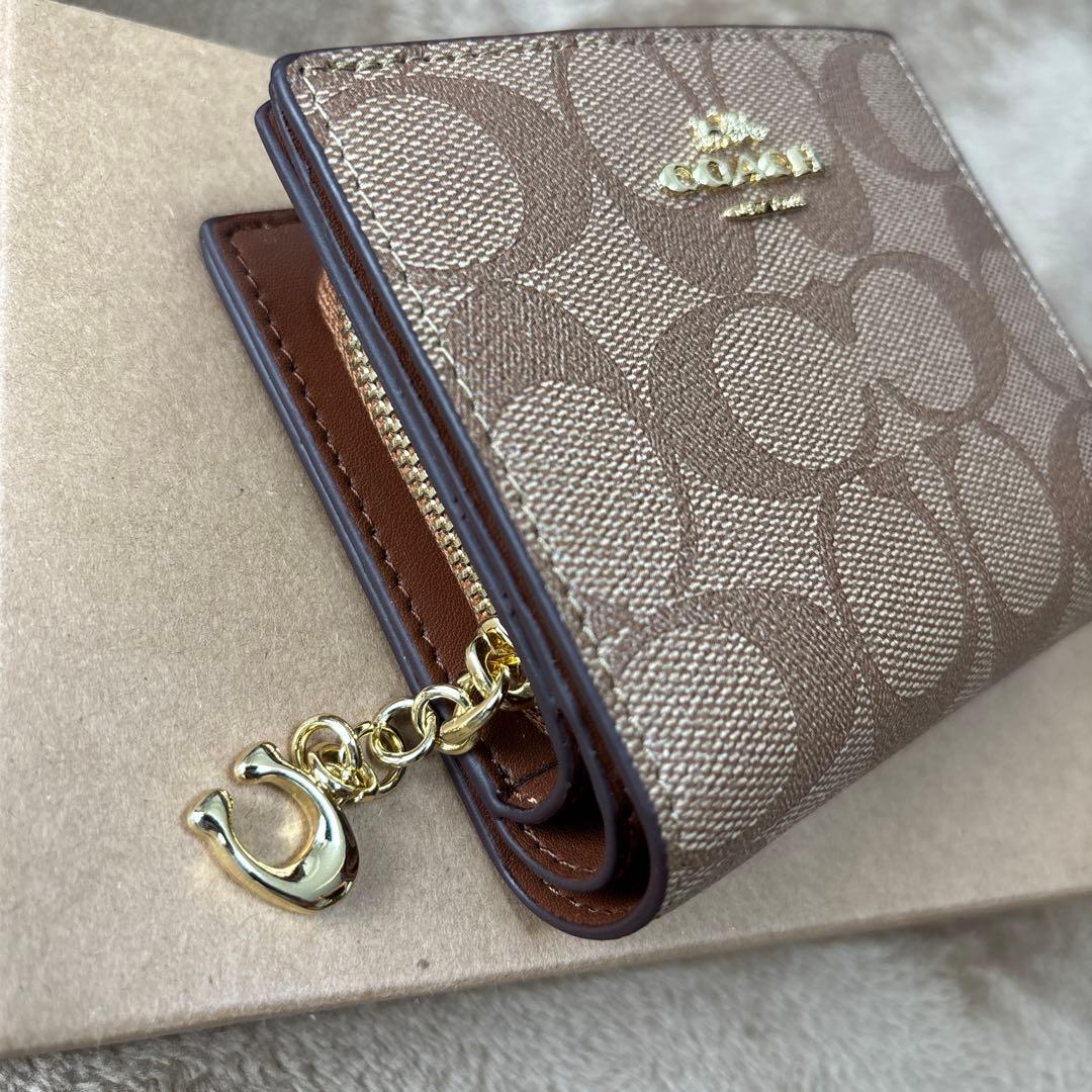 ゆかコーチ スナップウォレット シグネチャーキャンバス タン ブラウン