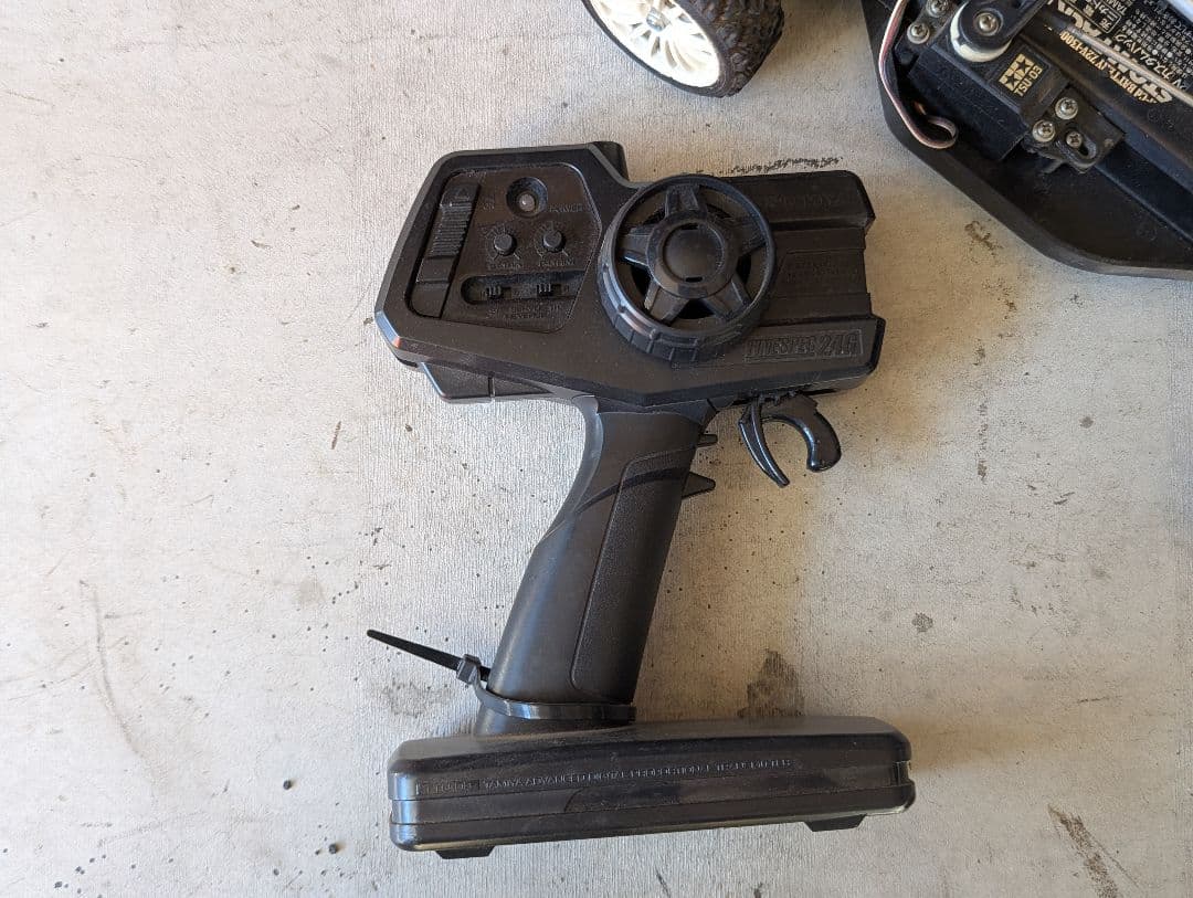 ホビーラジコン ブラックシャーシ ホワイトホイール