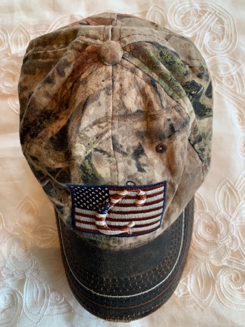 肩掛けバックとキャップ(米軍放出品)