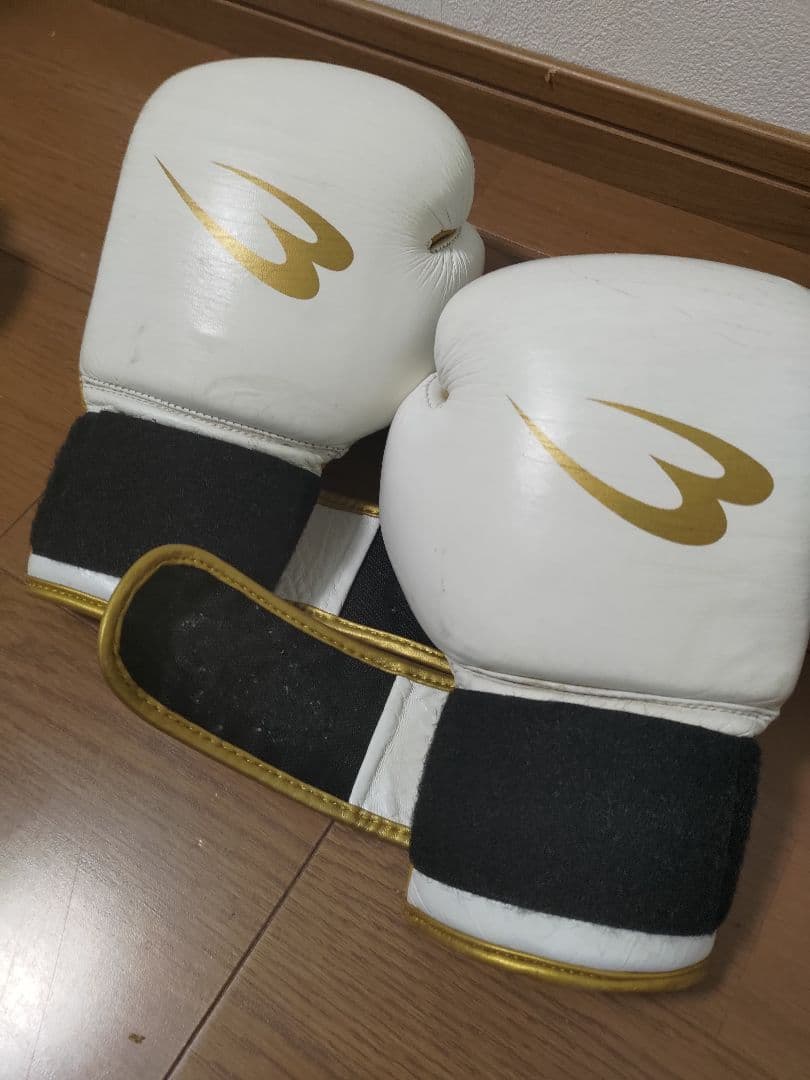 ボディメーカーボクシンググローブ 4個セット ホワイト ブラック