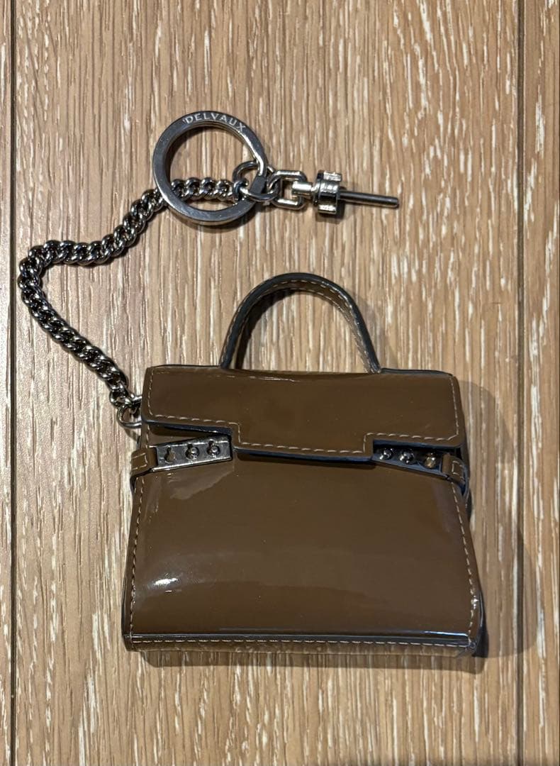 DELVAUX デルヴォー タンペート エナメルレザー エトゥープ チャーム
