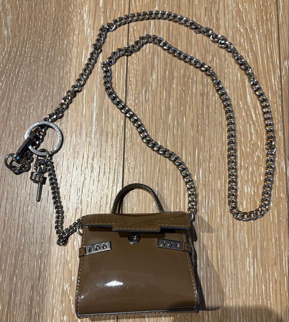 DELVAUX デルヴォー タンペート エナメルレザー エトゥープ チャーム