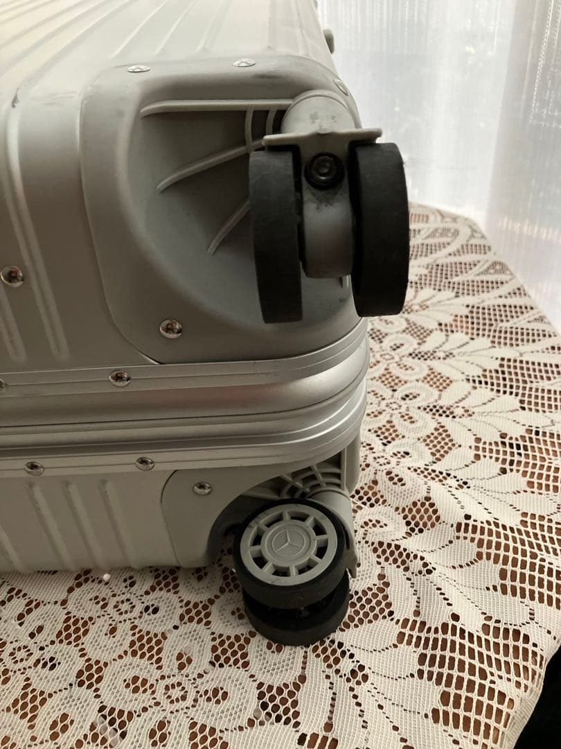 メルセデスベンツ　スーツケース　キャリーケース 4輪　シルバー　32リットル