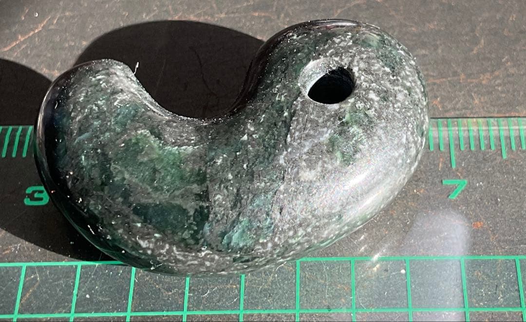 黒緑色　糸魚川翡翠勾玉17g 糸魚川　ヒスイ　ひすい　角閃石　出雲大社