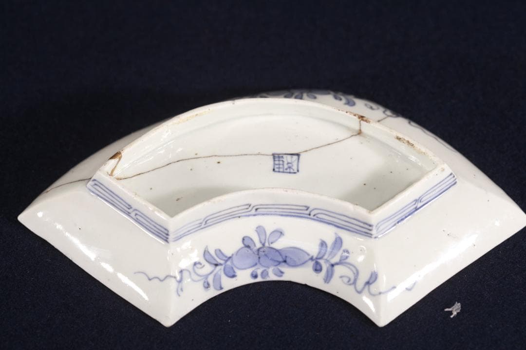 304　藍九谷染付扇面型藤鷺図中皿　江戸前期