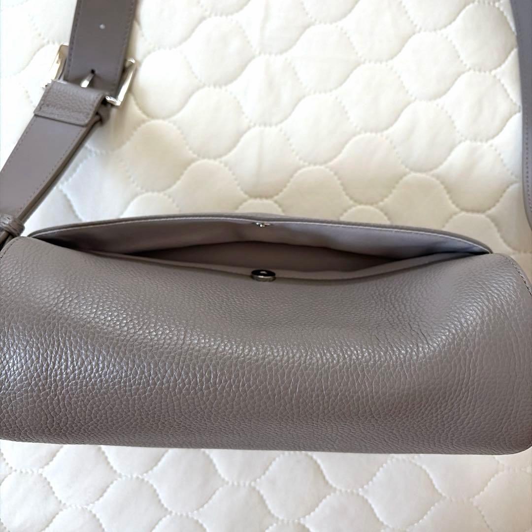 人気商品✴︎BEARDSLEY レザーボディバッグ　トープ　グレージュ