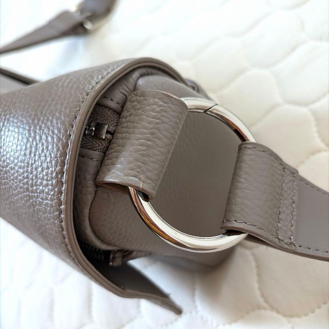 人気商品✴︎BEARDSLEY レザーボディバッグ　トープ　グレージュ