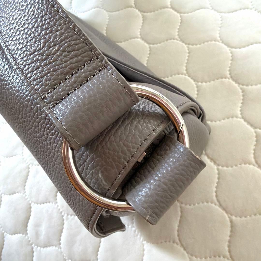 人気商品✴︎BEARDSLEY レザーボディバッグ　トープ　グレージュ