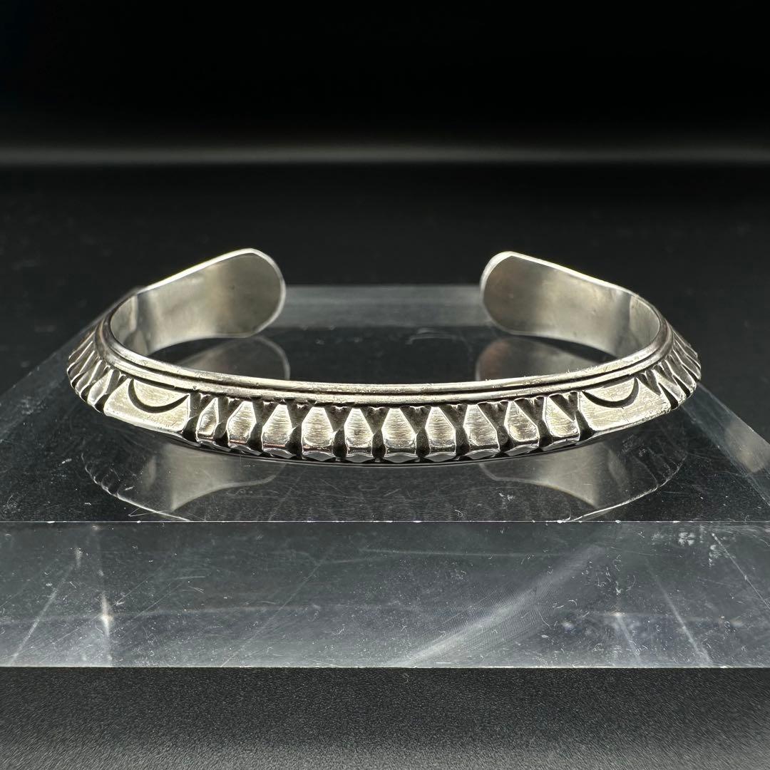 Navajo Wylie Secatero スタンプワーク トライアングバングル