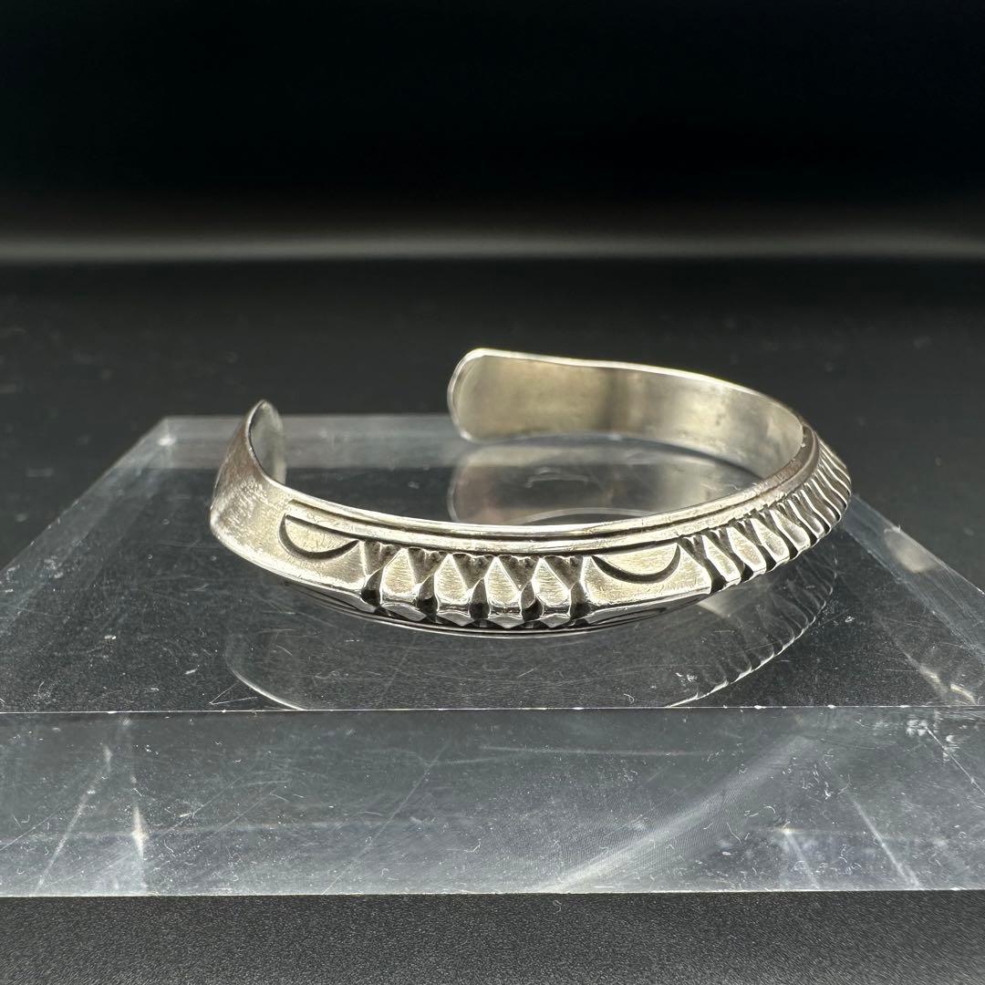 Navajo Wylie Secatero スタンプワーク トライアングバングル