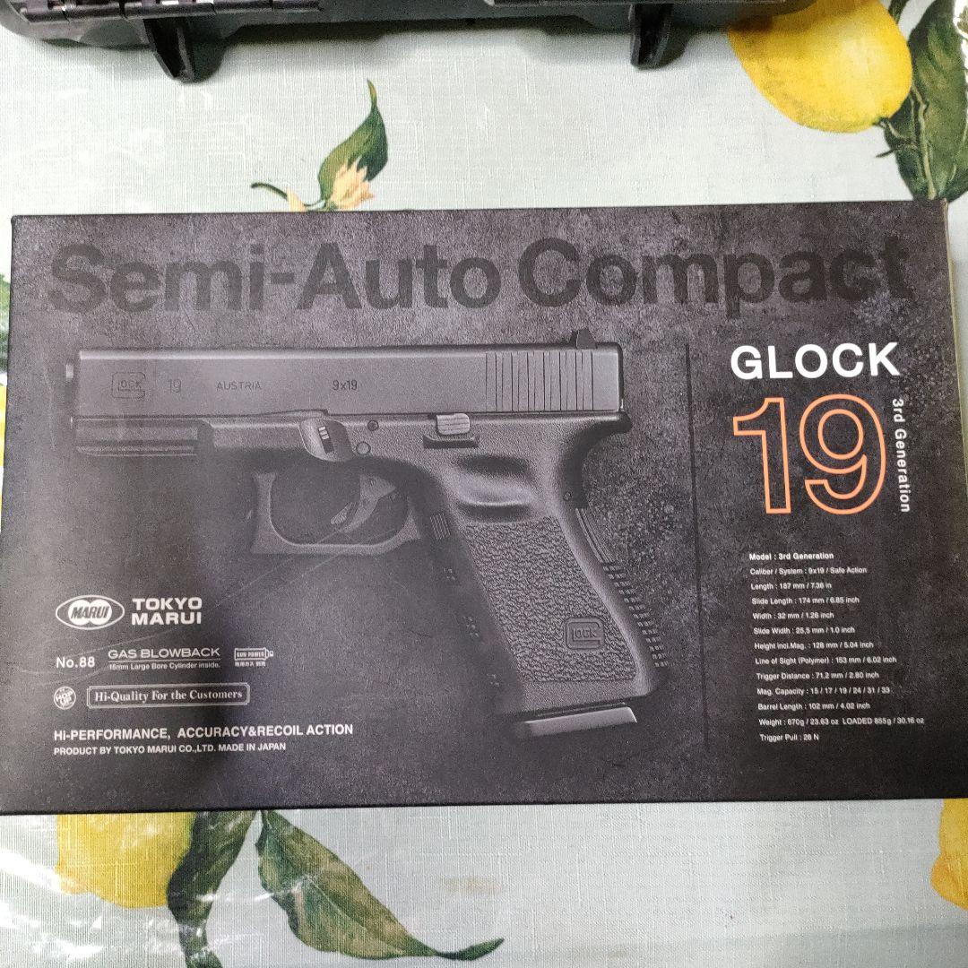 東京マルイGLOCK19ガス、ケース　マガジン3本　ホルスター　ドットサイト付